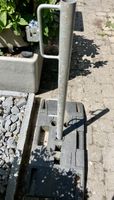 Absperrfuss mit Absperrpfosten und 2 Baustellenlampen