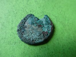 uralte   Bronzemünze ,  18 mm  2.09 g