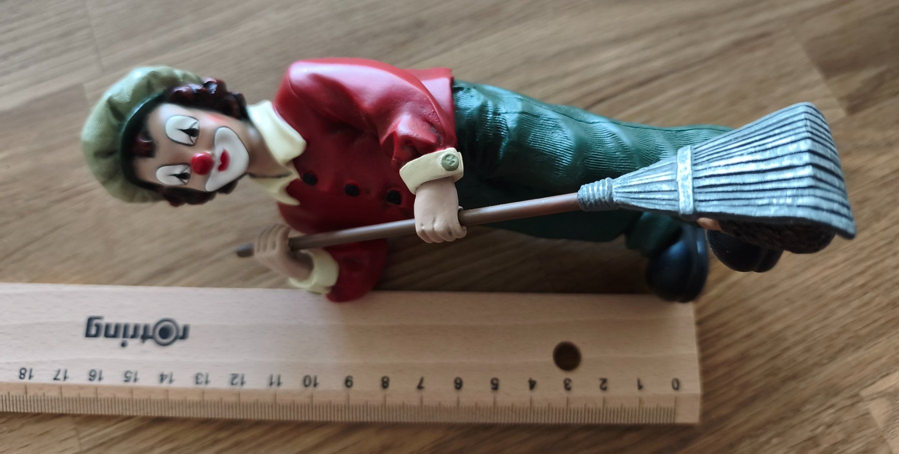 Statuette: Gilde, Clown, der Gärtner mit Besen und Igel – Usato da Obernau venduto da stimeroli 1