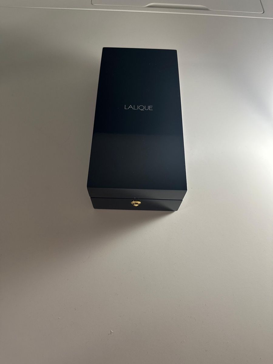 Lalique Parfum & Eau de Toilette: LALIQUE Parfum Holzbox neuwertig – Gebraucht aus Aesch BL von san_trv5