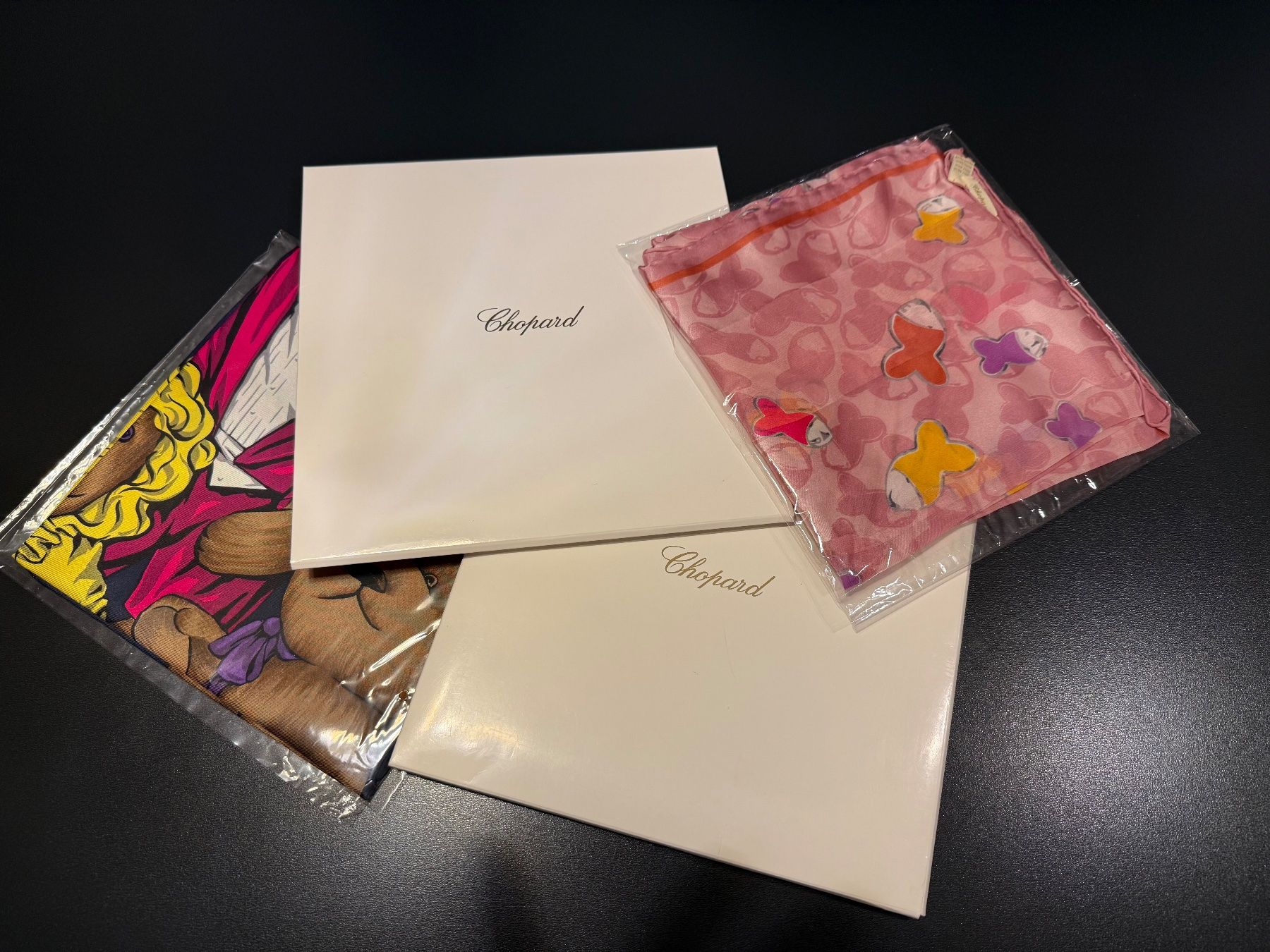 Chopard Foulard & Sciarpe: Foulards Chopard neufs – Nuovo e nell'imballaggio originale da Goumoens-la-Ville venduto da SandieF