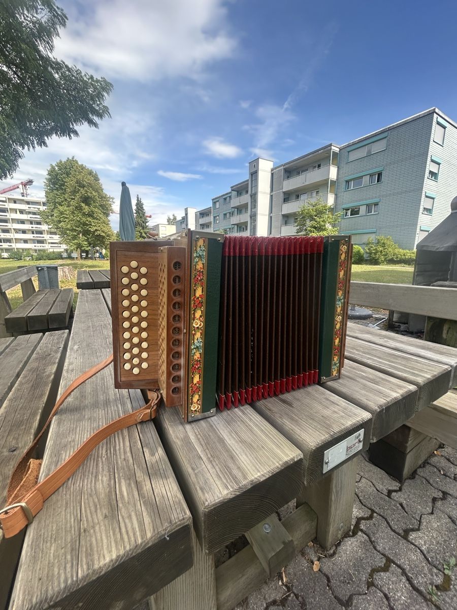 Musikinstrumente: Handorgeli, altes Instrument, gemäss Bilder – Gebraucht aus Wangen SZ von Swissboy1441 1