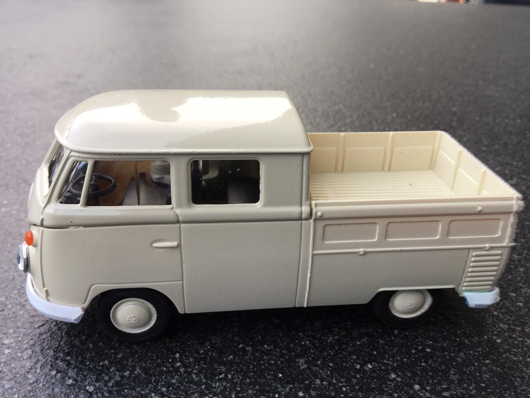 Volkswagen Modellini d'auto: VW Bus T1 Doka  2 Stück – Nuovo (secondo la descrizione) da Erlenbach im Simmental venduto da Model_box 3