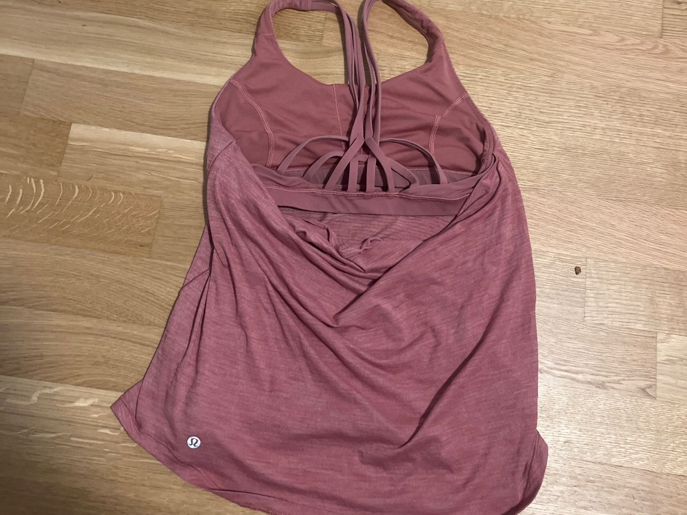Lululemon T-shirts: Flowy lululemon top mit integriertem BH, size 6 – D'occasion à Neuchâtel par min_g6ty 1