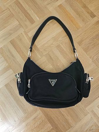 Stylische schwarze GUESS Schultertasche