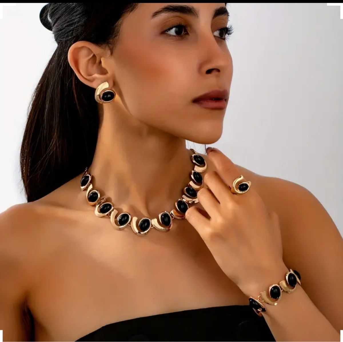 Altri gioielli: Ensemble bijoux doré et onyx - Chic et élégant ! – Usato da Biel/Bienne venduto da DEGRIFE