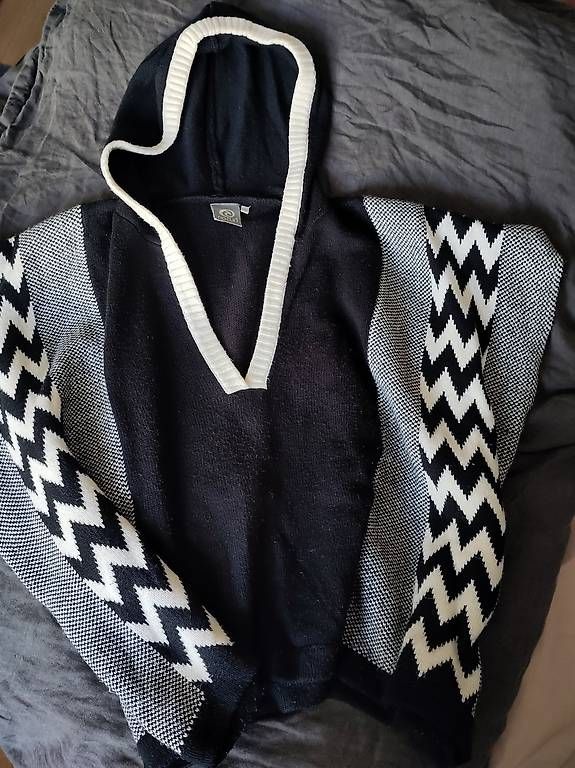 Altro in Moda donna: Wunderschöner Poncho in schwarz-weiss-grau – Usato da Zürich venduto da brendlerb 1