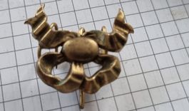 Spilla vintage color oro a forma di fiocco, molto chic!