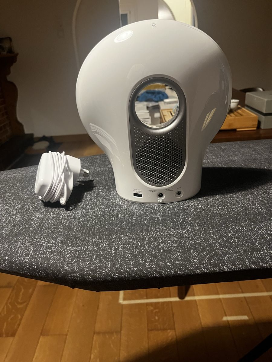 Philips Sveglie: Philips Hue Go Portable Smart Lamp - White & Fully Charged – Usato da Bern venduto da dpa_6kh5 1