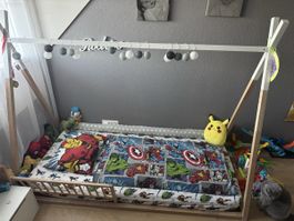 Kinderbett Tipi und Nachttisch