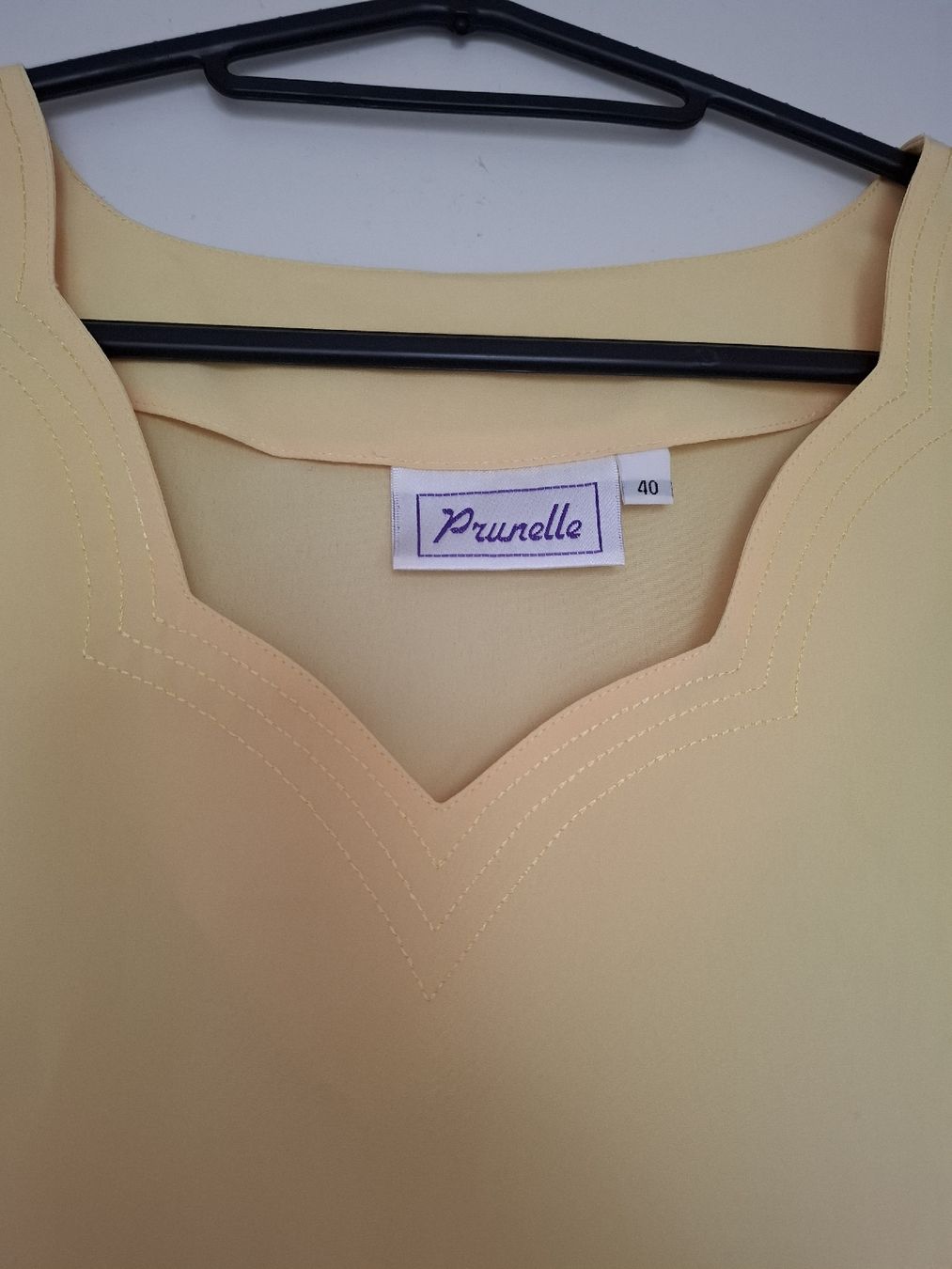 Top: Petit top jaune Vintage – Nuovo (secondo la descrizione) da La Tour-de-Peilz venduto da Marin_nette 1