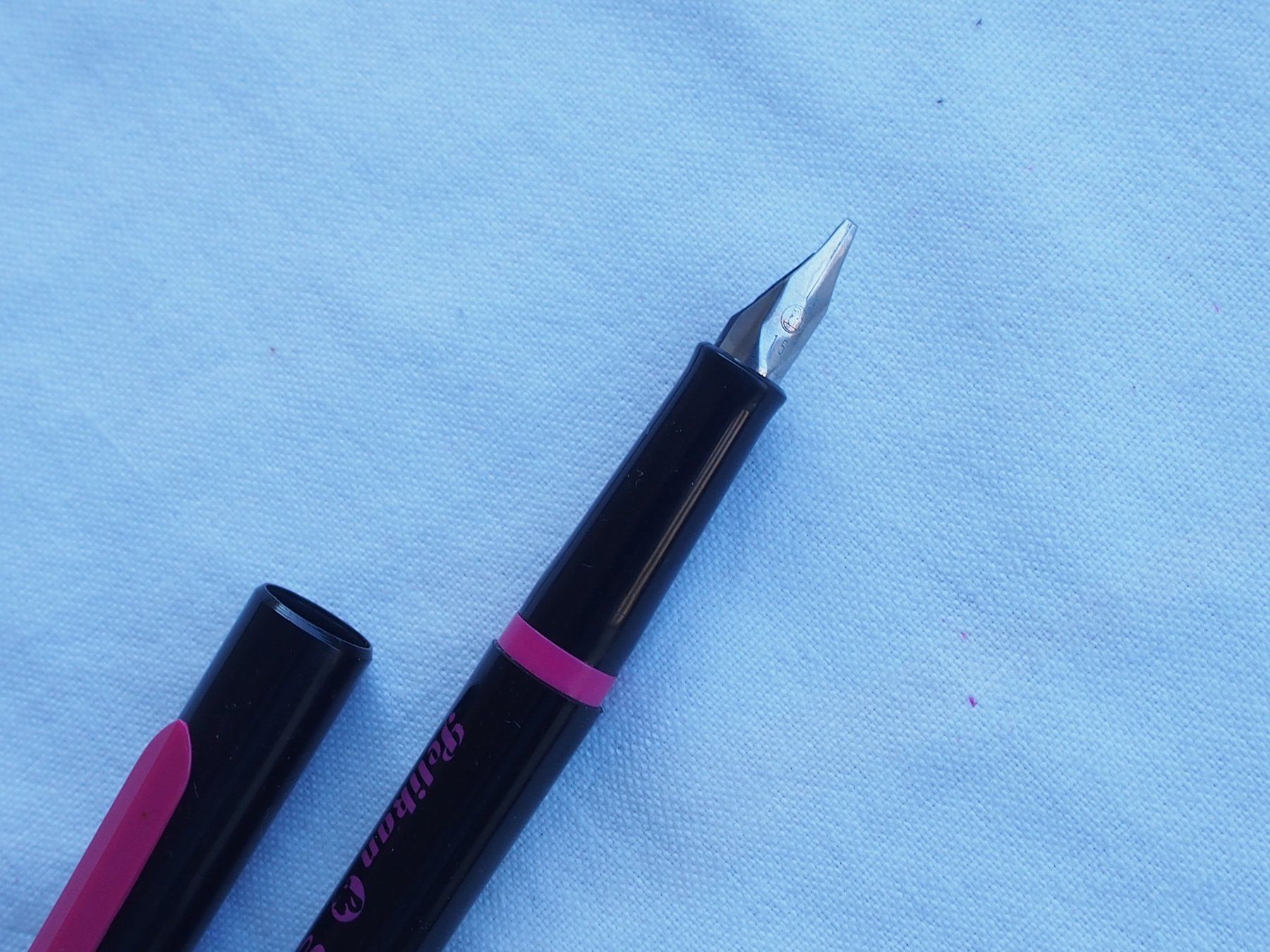 Penna & Evidenziatori: Pelikan Stylo calligraphique, plume large – Usato da Meyrin venduto da SRemka