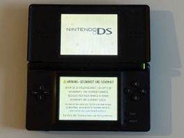 Nintendo DS Lite mit Zubehör und zwei GameBoy Advance Games