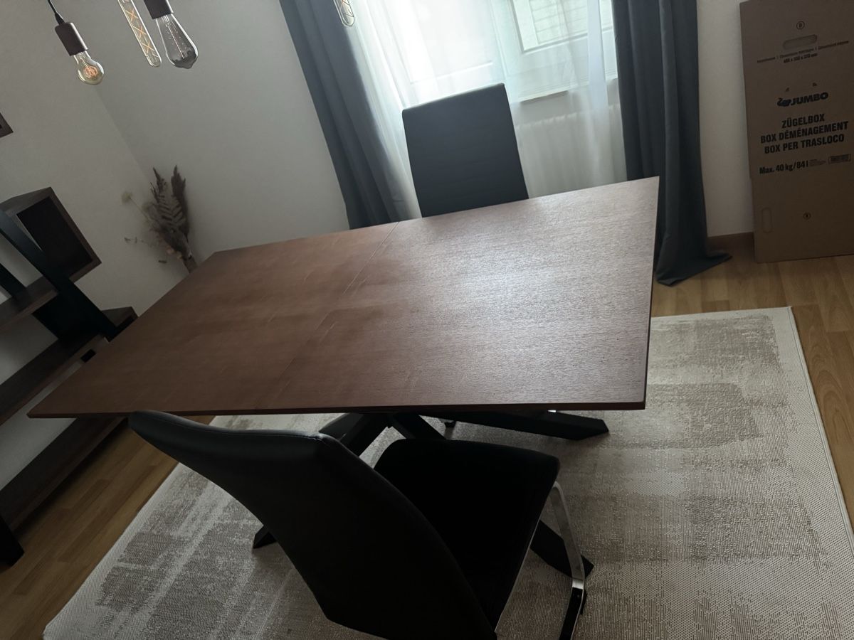 Set di tavolo e panche: Ausziebarertisch mir 4 Stühlen – Usato da Jona venduto da Sweet01