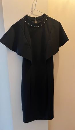Robe Guess noire avec détails argentés, état occasion