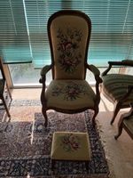 Fauteuil Voltaire classique et son repose-pied assorti