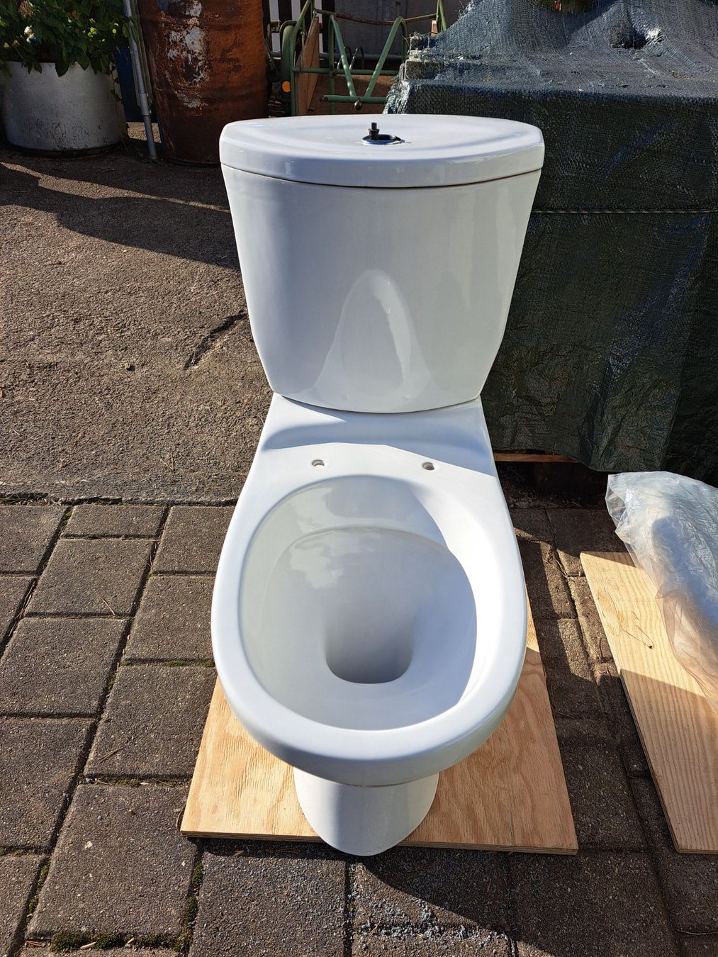 WC: Stand WC mit Spülkasten, Keramik – Gebraucht aus Rafz von MuriFinn