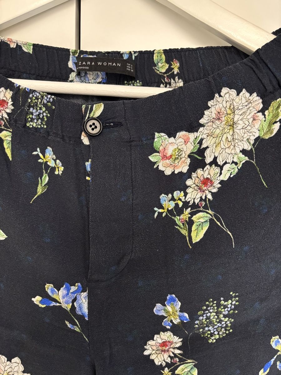 Zara Pantaloni: Zara Lieblings-Stoffhose Blumenmuster, Gr. S – Usato da Allenwinden venduto da clamel 1