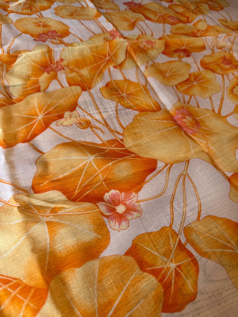 Hermès Foulards, Tücher & Schals: Vintage Hermès Paris "Les Capucines" Silk Scarf – Gebraucht aus Grund b. Gstaad von ReLuxe 3