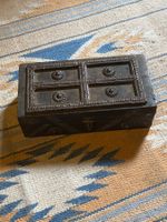 Coffret en bois sculpté avec fermoir métal