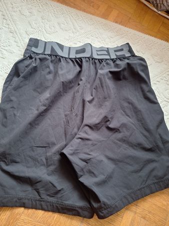 Short de sport Under Armour, coupe ajustée, taille M