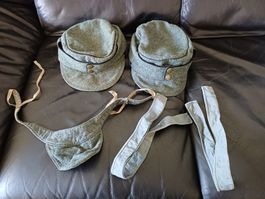 2 Militär Mützen mit Nackenschutz und Bändern gebraucht