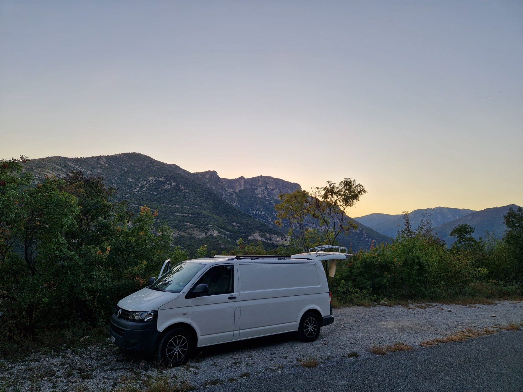 VW Camping Fahrzeuge: Camper VW T5 4Motion, langer Radstand – Gebraucht aus Davos Platz von Sel1naZ 2