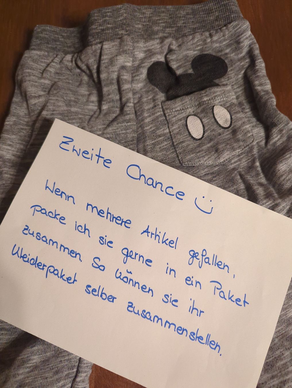 C&A Pantaloni: Graue Jogginghose mit Mickey Mouse Applikation, Gr. 80 – Usato da Kyburg-Buchegg venduto da zheer 2