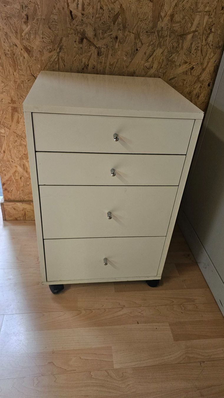 Banconi: Rollcontainer mit 4 Schubladen in Weiss ab Fr. 1.- – Usato da Koppigen venduto da Bracher_Mail-House