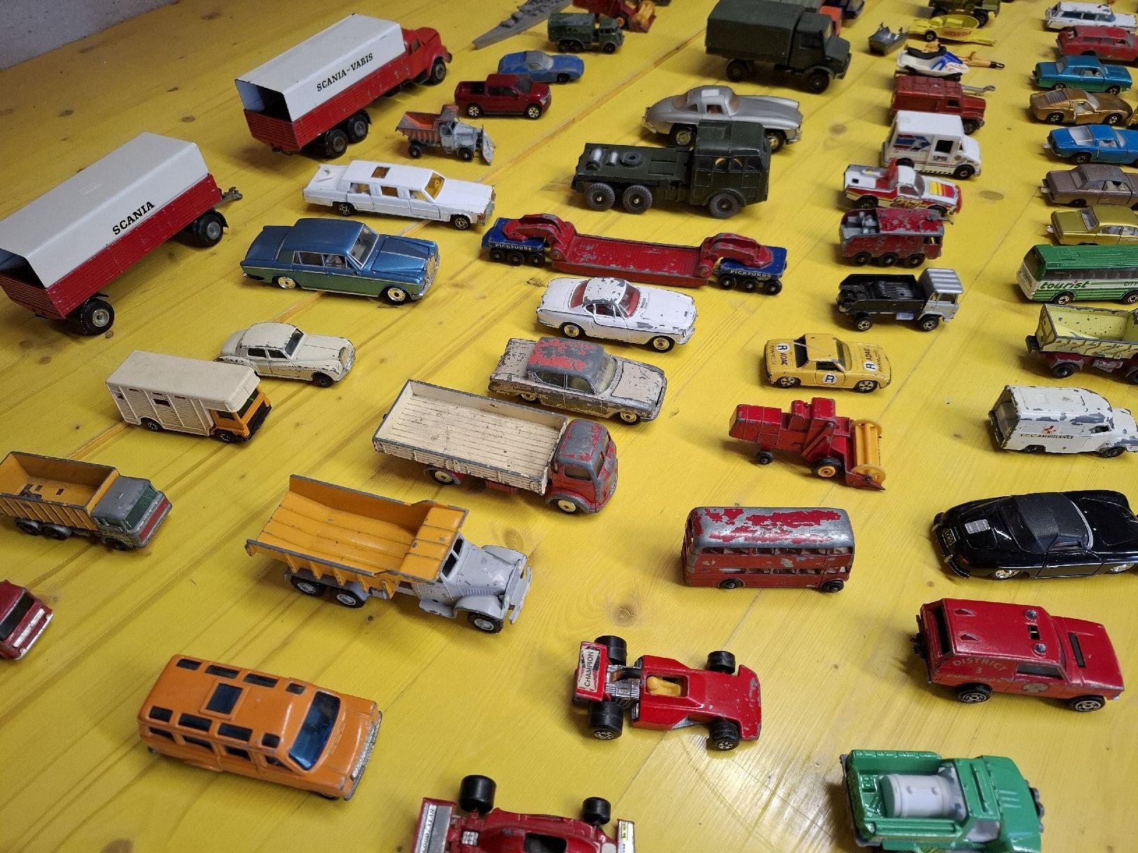 Dinky Toys Modellini d'auto: Grosse Sammlung Modellautos diverse Marken bespielt – Usato da St.Gallen venduto da bpeter01 7
