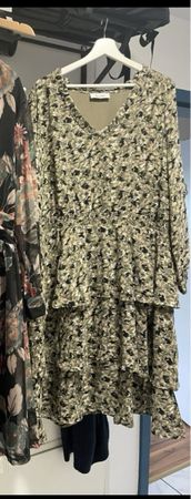 Schönes Kleid ungetragen Neu von Heine