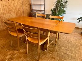 SEHR SCHÖNER ESSTISCH, 60er JAHRE, MIT PASSENDEN STÜHLEN  
