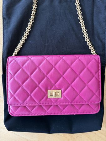 WOC Chanel 2.55, Cuir veau fuchsia, Chaîne dorée