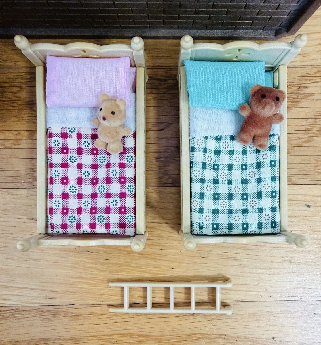 Sylvanian families Giocattoli: Lit superposé miniature et bibliothèque - parfait état – Usato da Grand-Lancy venduto da Roteli76 1