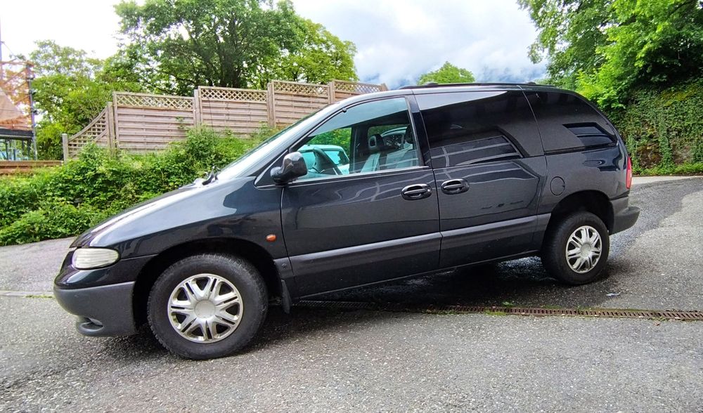 Chrysler Voyager LE 3.3L mit Anhängerkupplung