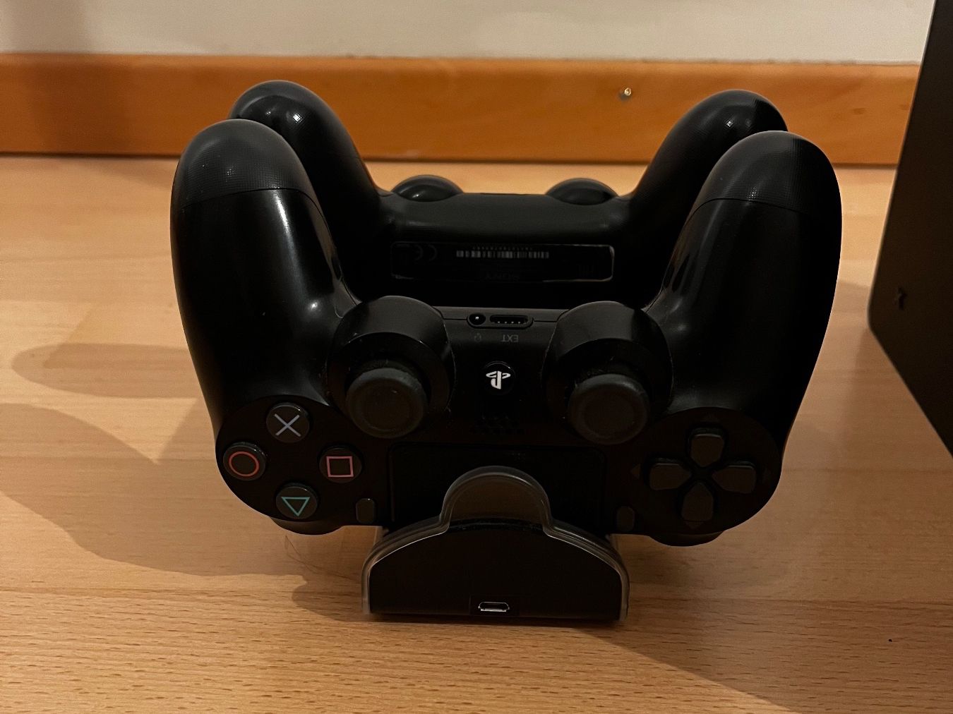 Sony Console: PS4 Slim Konsole mit 2 Controllern & Ladekabel – Usato da Zürich venduto da corinne.nussbaumer20 3