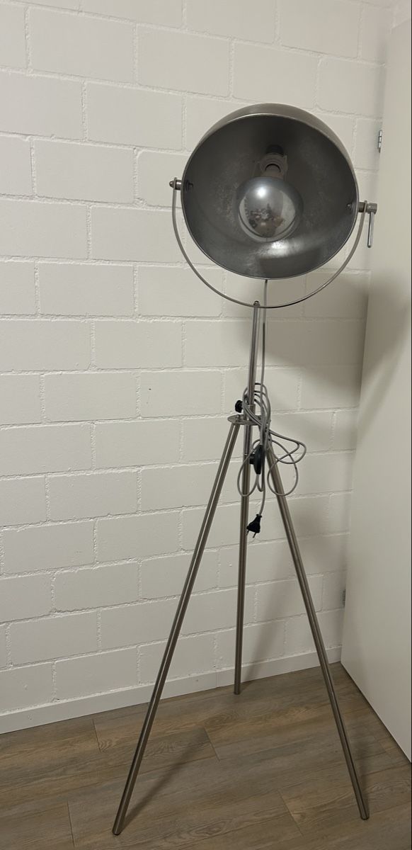 Lampen: Studio Stehlampe auf Stativ Silber – Gebraucht aus Zug von 9bn2K3