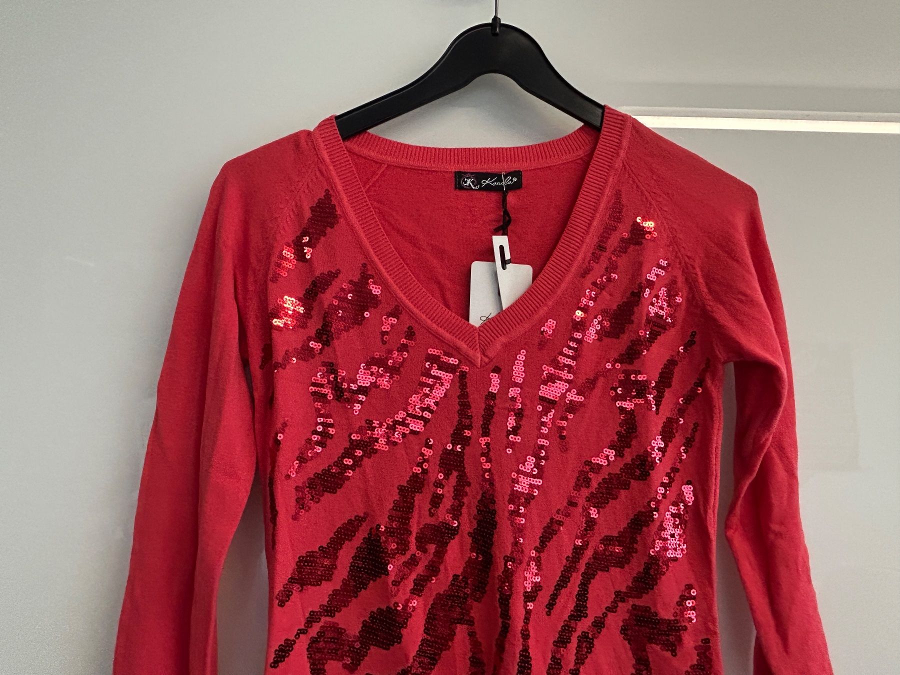 Maglioni & Felpe: Pullover Lang Rot Pailletten Figurbetont 1 Size Neu – Nuovo e nell'imballaggio originale da Regensdorf venduto da Spyke55 1