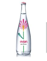 Leere Evian Glasflasche vom Designer Issey Miyake 2011