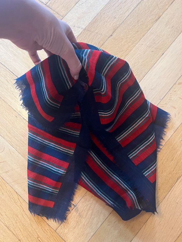 Foulard & Sciarpe: Foulard à rayures bleues et rouges franges – Usato da Lausanne venduto da Stephaniesdressing 2