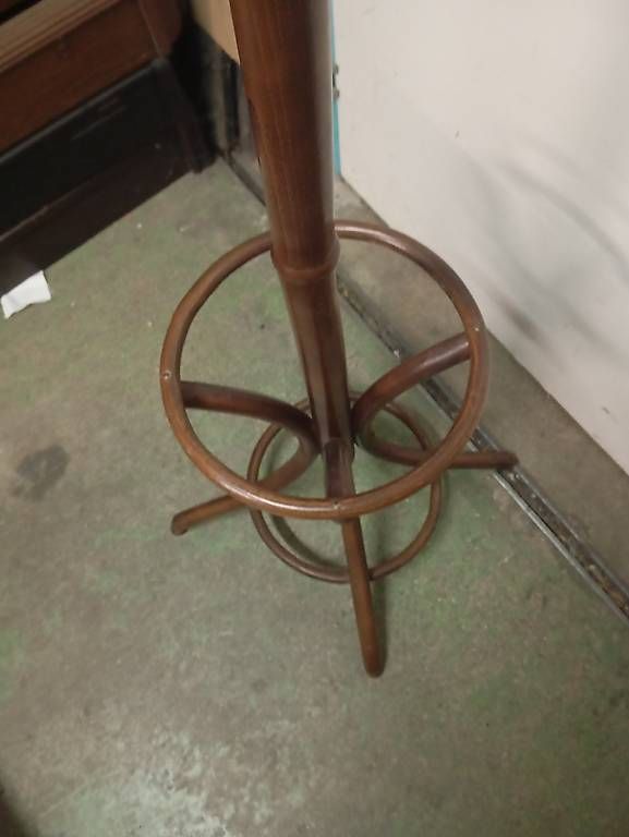 Thonet Guardaroba: Bugholz Garderobe – Usato da Basel venduto da Petergunn 2