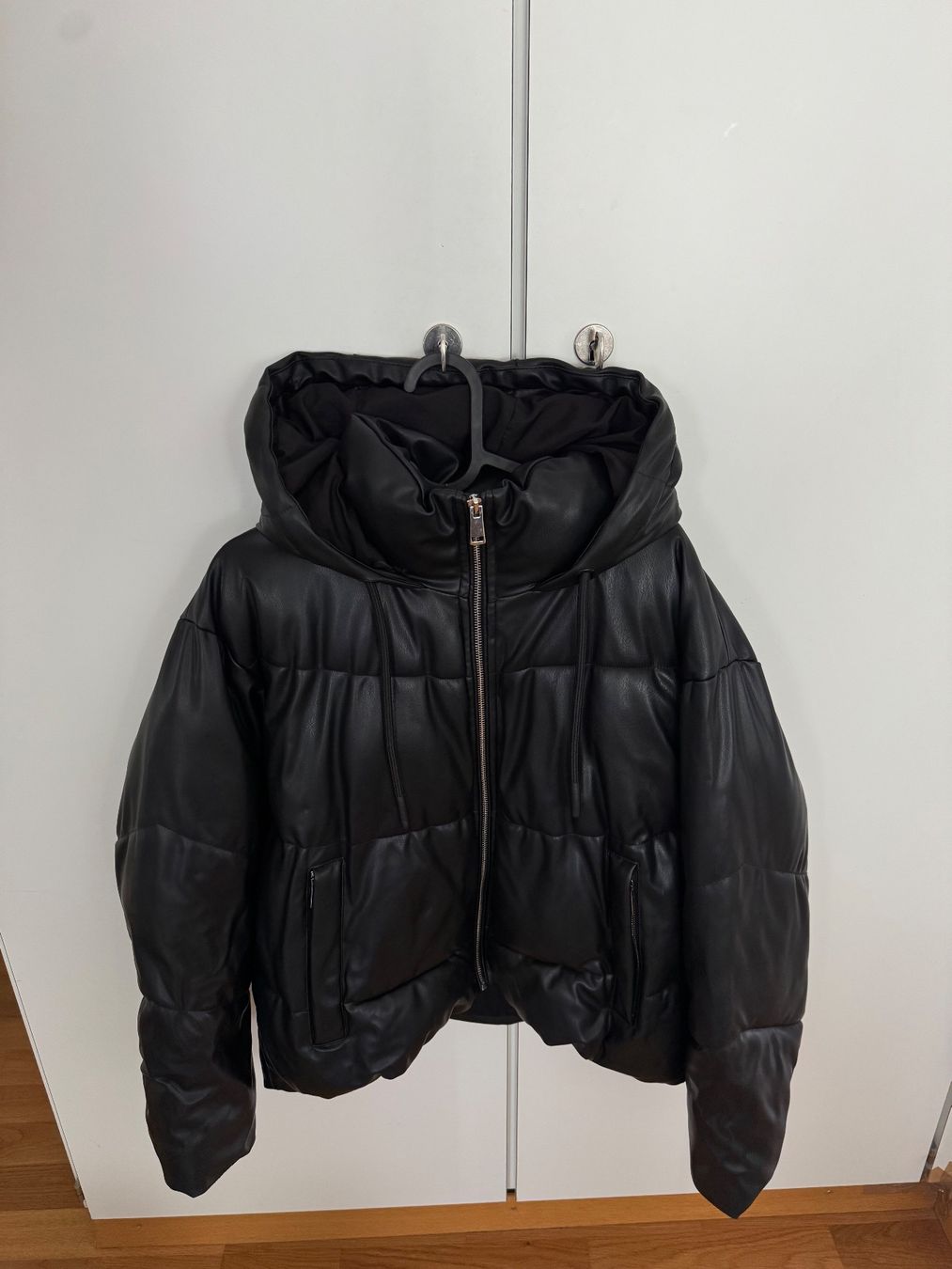 Zara Vestes: schwarze Winterjacke Zara – D'occasion à Rüfenacht BE par NE_