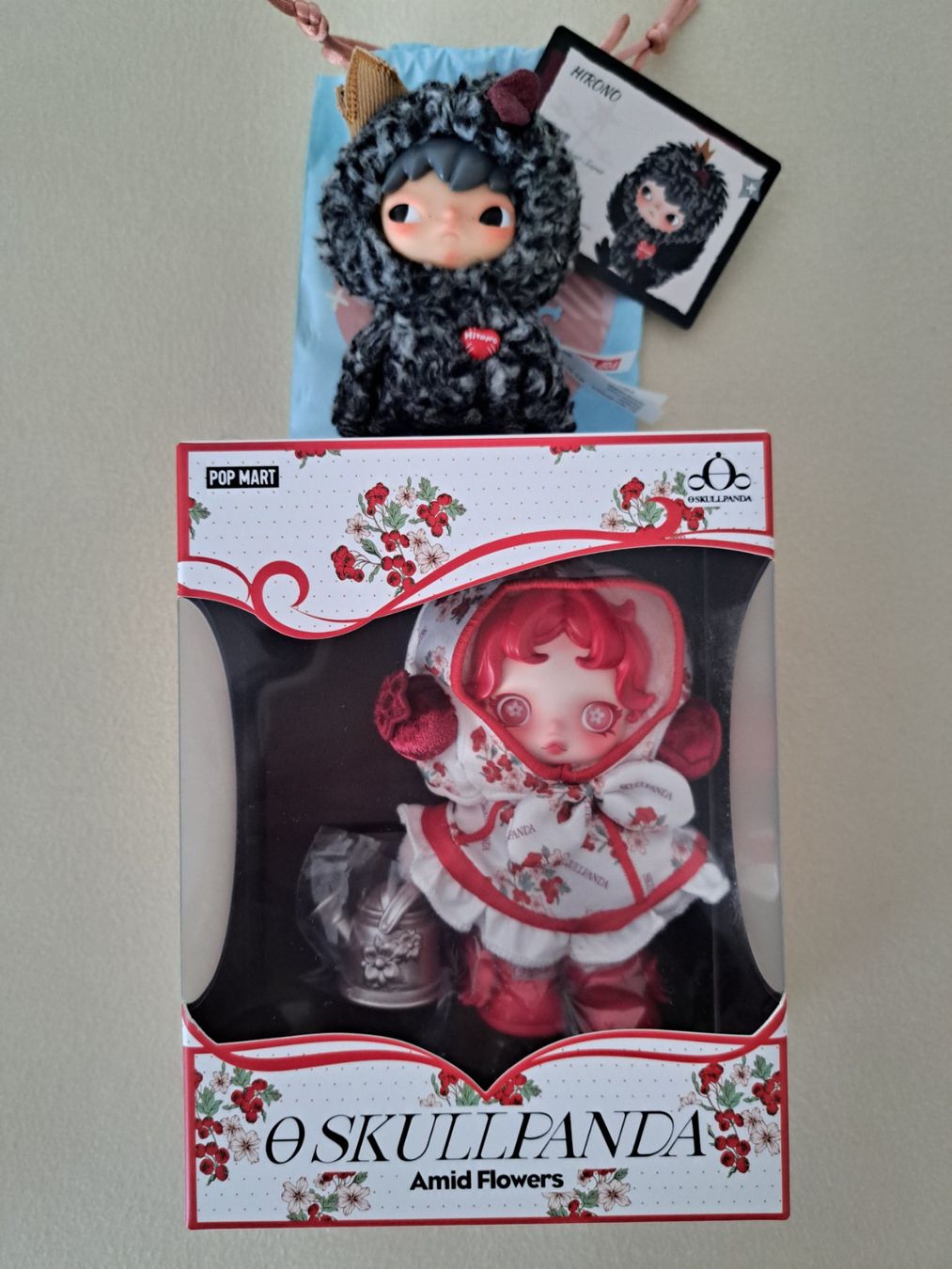 Pop Mart Statuette: Pop Mart Dear Birds Hirono & Skullpanda Amid Flowers – Nuovo (secondo la descrizione) da Wil SG venduto da RnBFlavoursDarling