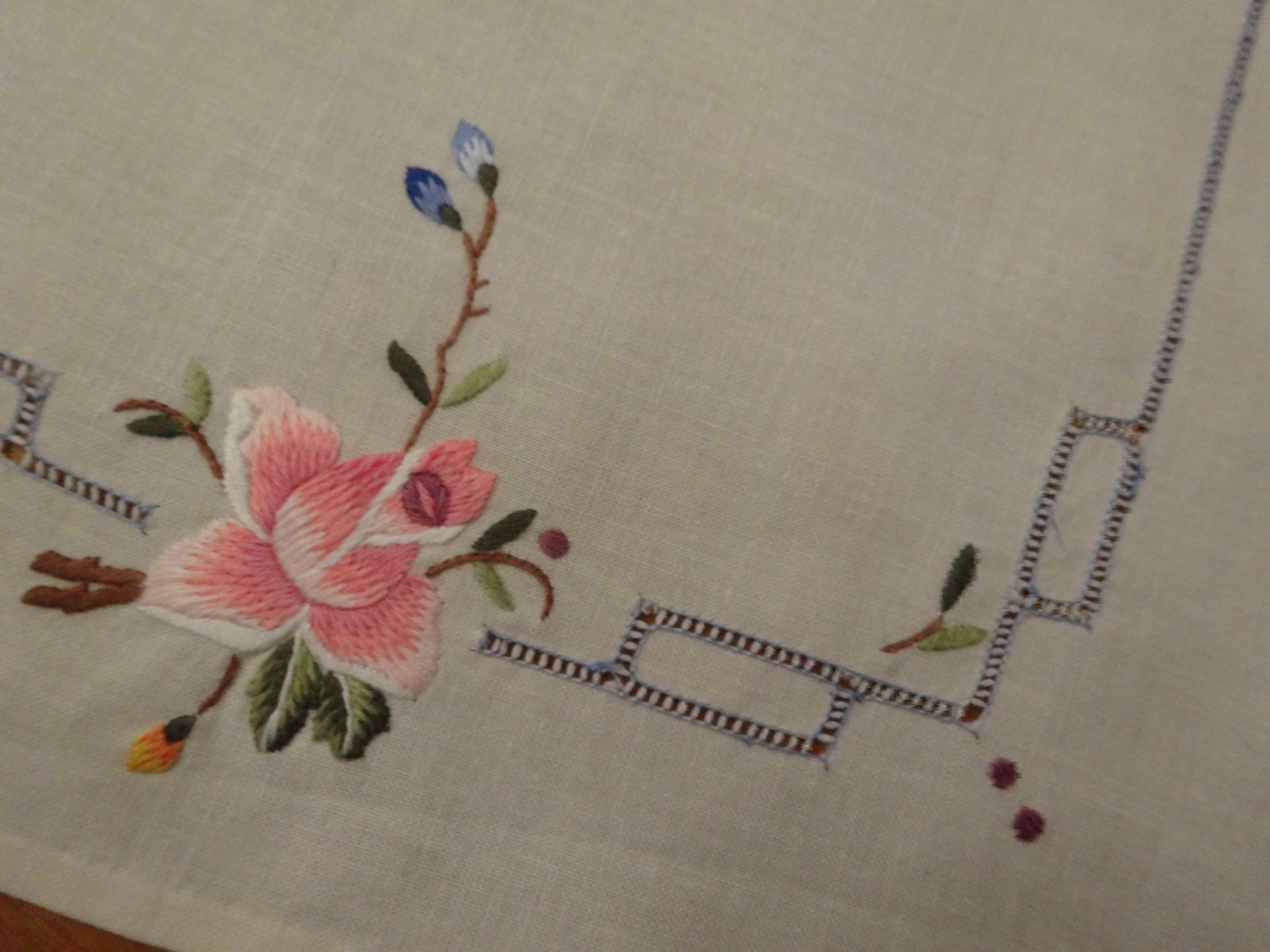 Alle Dekorationen: Napperon avec jolies broderies – Neu und originalverpackt aus Biel/Bienne von milamila02