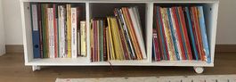 Bibliothèque basse à roulettes