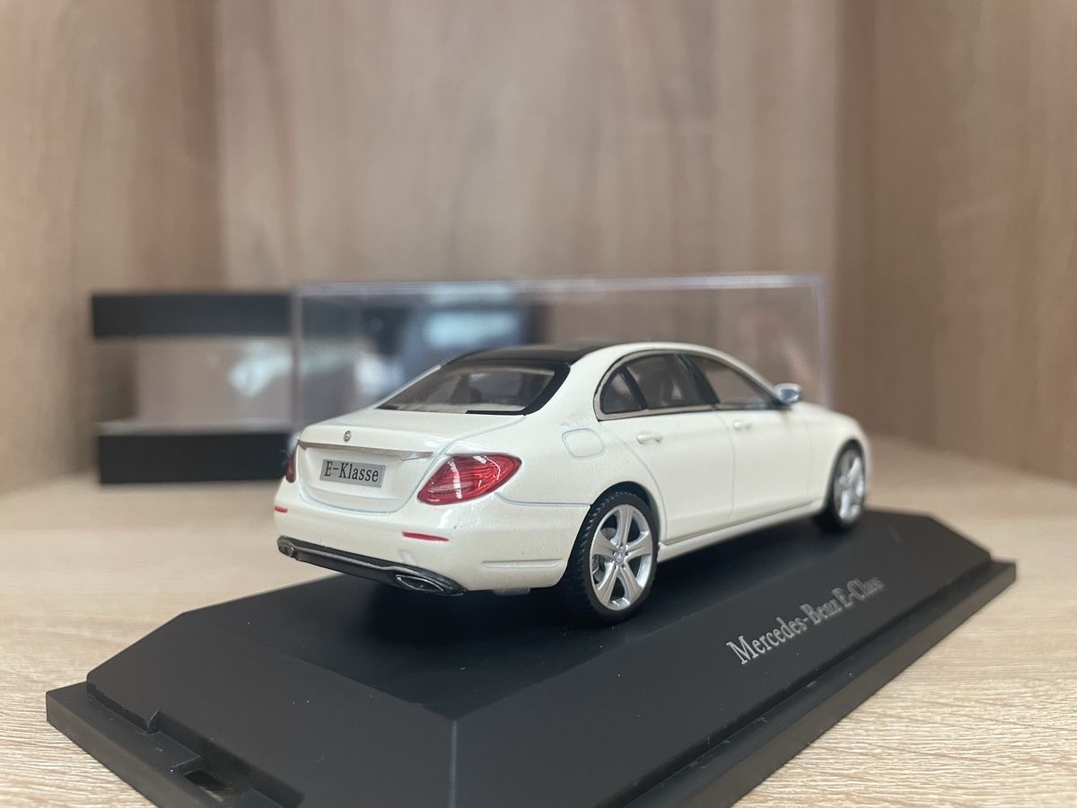 Mercedes-Benz Modellini d'auto: Mercedes E-Klasse – Nuovo e nell'imballaggio originale da Paradiso venduto da jovica1987 2
