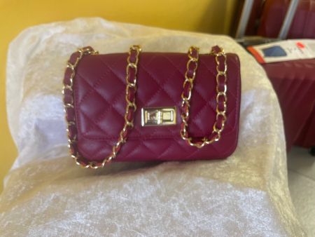 Sac à bandoulière ou à main  violet matelassé  cuir neuf