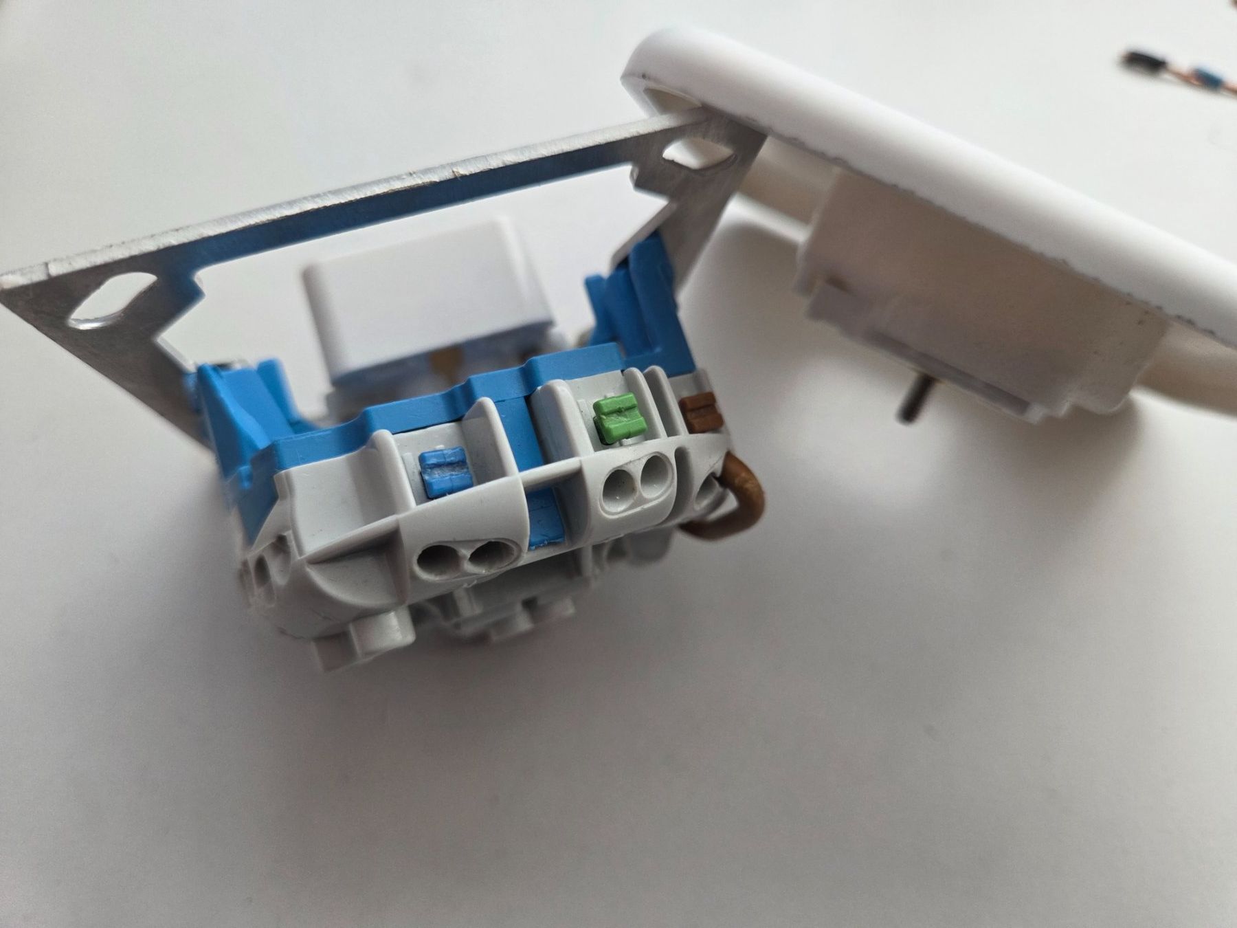 Hager Stecker: Hager UP Kleinkombi Sch3/T13 Steckdose – Gebraucht aus Zürich von Alibaba1234 4