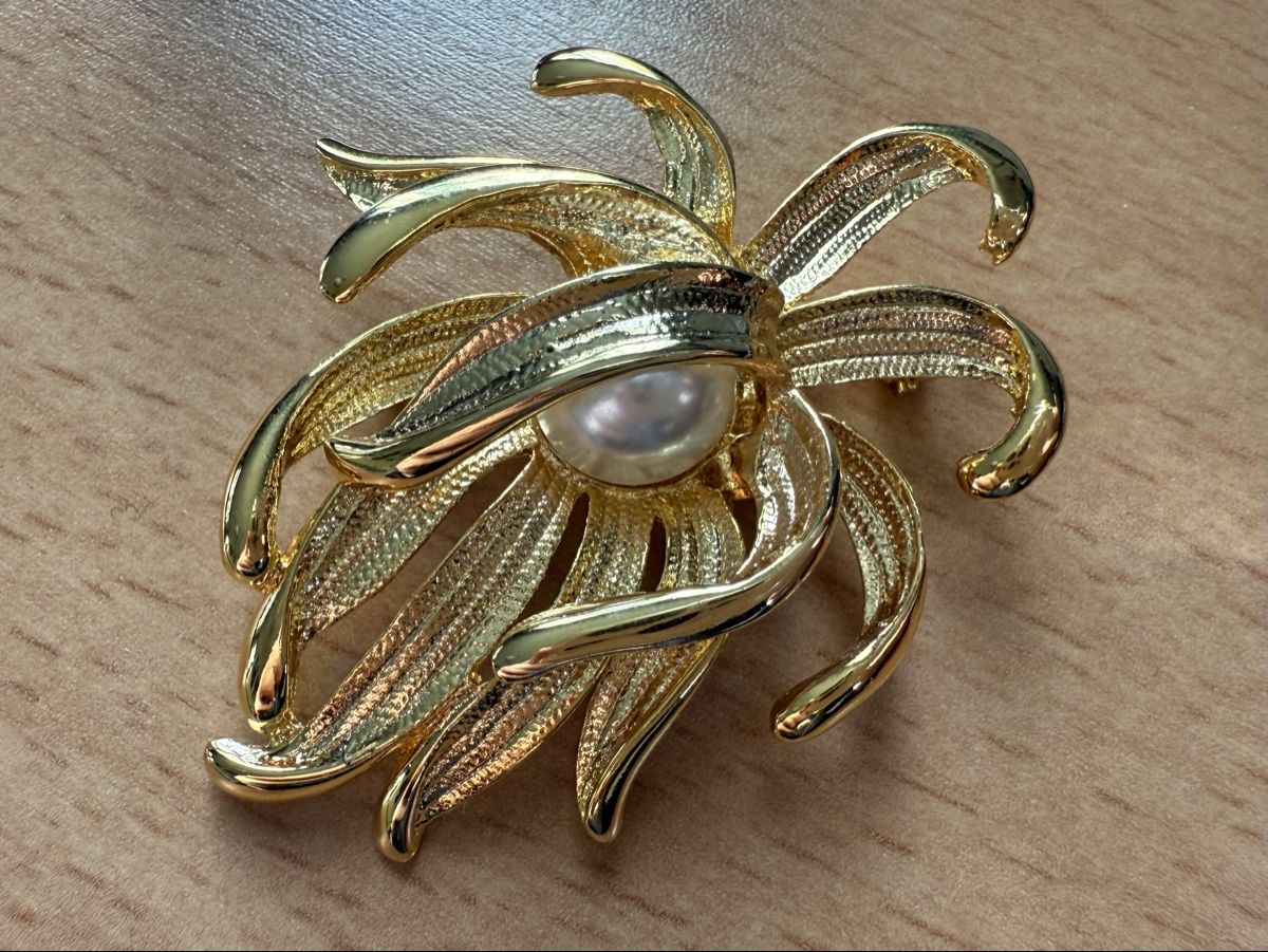 Broschen & Nadeln: Vintage-Brosche, Goldfarbe Blume mit Perle – Gebraucht aus Lamone von LaCantinaMagica