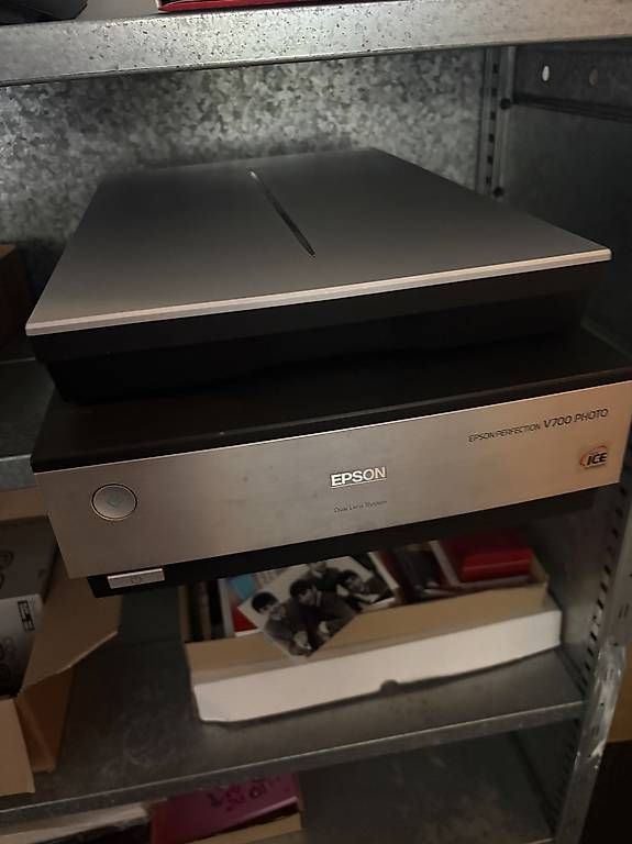 Epson Scanner: Epson  V700 negativ scanner – Usato da Bern venduto da PicPocket